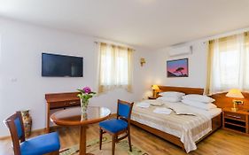 Apartments & Rooms V&M